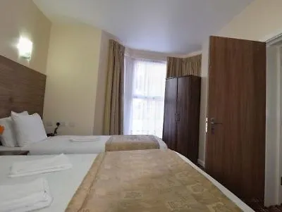 Lucky 8 Hotel Ilford